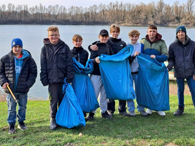 Jugend des ASV Rohrhof, beim reinigen des Vereinssee